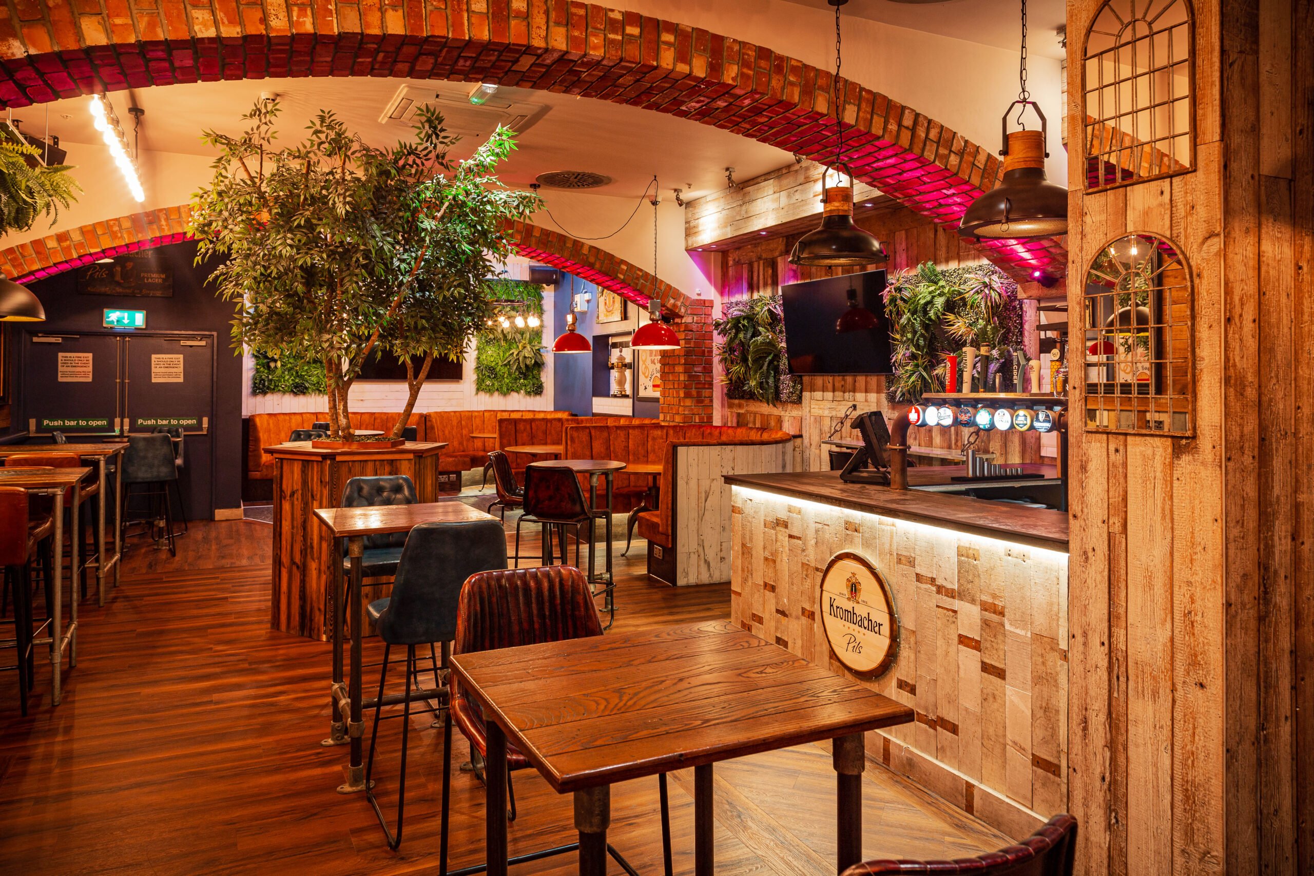 barvarian bar, high tables, beerhouse