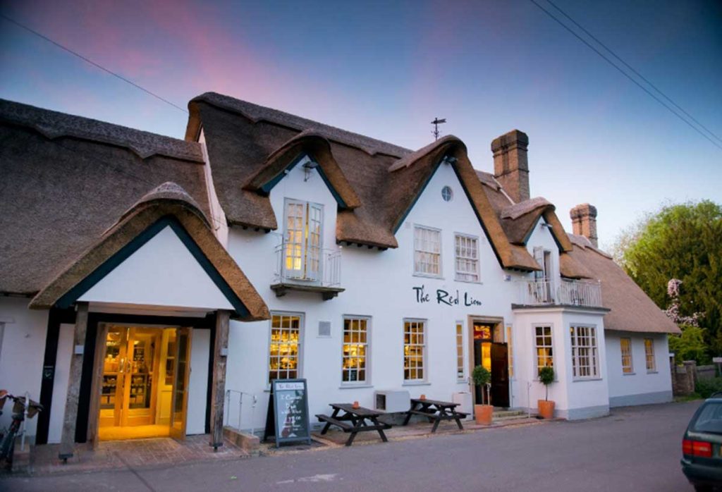 Red Lion in cambridge thatched house buidling